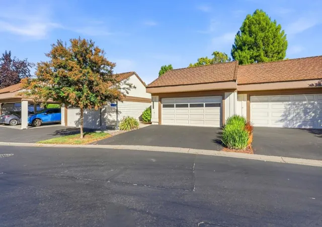 Photo 3 of Condo for sale at 6082 Montgomery Ct, San Jose, CA 95135 | MLS# ML82063386 | Listing updated on 2026-10-02