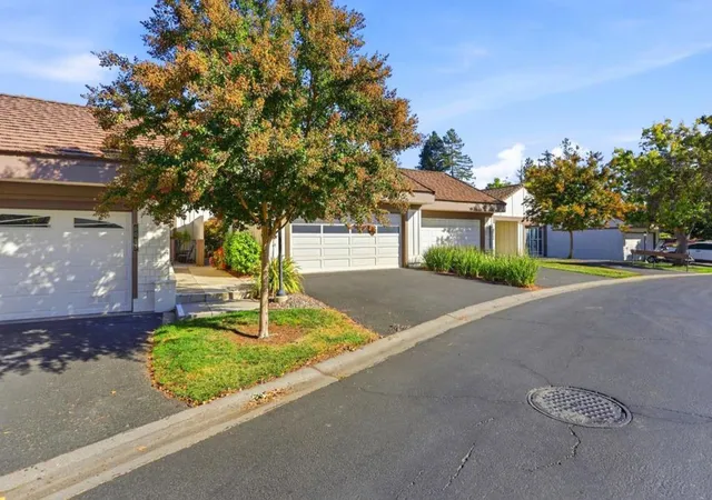 Listing Photo 4 - Condo for sale in building located at 6082 Montgomery Ct, San Jose, CA 95135