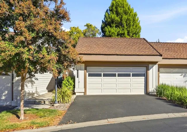 Listing Photo 5 - Condo for sale in building located at 6082 Montgomery Ct, San Jose, CA 95135