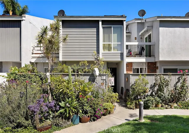 Listing Photo 1 - Condo for sale in building located at 622 Whitney Wy, Costa Mesa, CA 92626