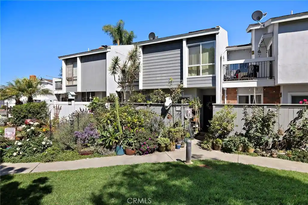 Listing Photo 2 - Condo for sale in 622 Whitney Wy located at 622 Whitney Wy, Costa Mesa, CA 92626 - Unit 622 Whitney Way
