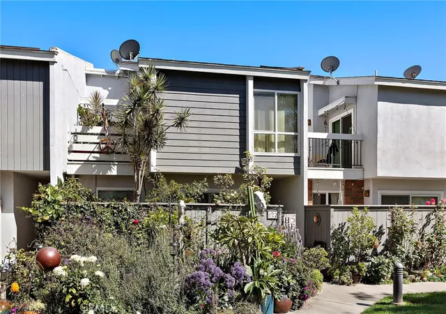 Listing Photo 3 - Condo for sale in building located at 622 Whitney Wy, Costa Mesa, CA 92626