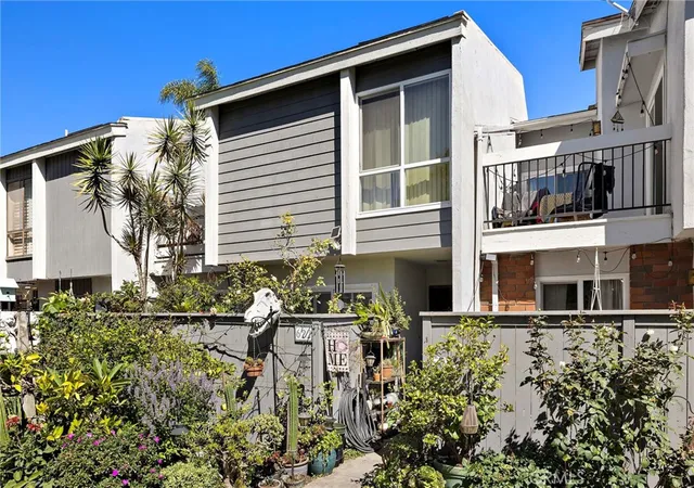 Listing Photo 4 - Condo for sale in building located at 622 Whitney Wy, Costa Mesa, CA 92626
