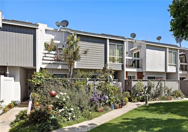 Listing Photo 5 - Condo for sale in building located at 622 Whitney Wy, Costa Mesa, CA 92626