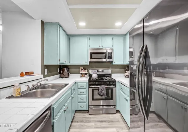 Listing Photo 5 - Condo for sale in building located at 15511 Sherman Wy, Van Nuys, CA 91406 - Unit #32