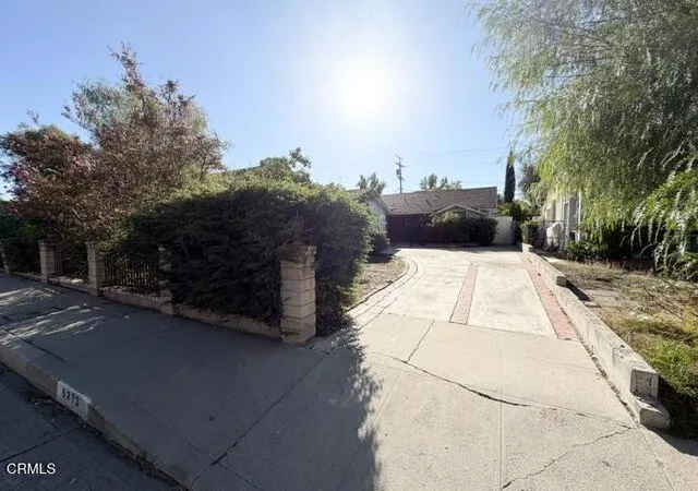 Photo 2 of Single family home for sale at 5213 Don Pio Dr, Woodland Hills, CA 91364 | MLS# V1-39063 | Listing updated on 2026-10-03