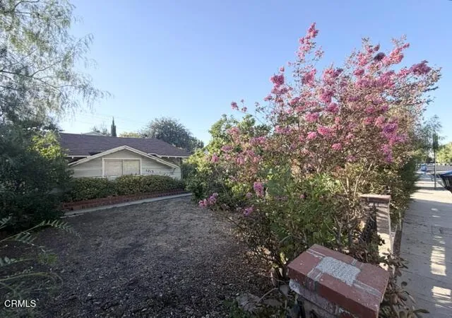 Photo 3 of Single family home for sale at 5213 Don Pio Dr, Woodland Hills, CA 91364 | MLS# V1-39063 | Listing updated on 2026-10-03
