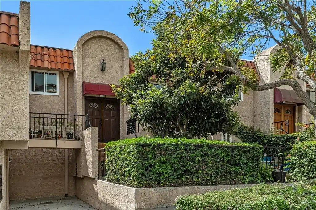 Condo for sale at 2504 Skyline Dr, Signal Hill, CA 90755 | MLS# PW26200940