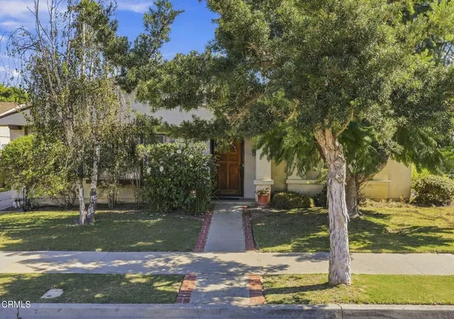 Photo 2 of Single family home for sale at 2110 Pamela St, Oxnard, CA 93036 | MLS# V1-39093 | Listing updated on 2026-10-13