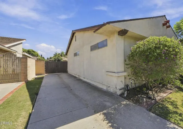 Photo 3 of Single family home for sale at 2110 Pamela St, Oxnard, CA 93036 | MLS# V1-39093 | Listing updated on 2026-10-13