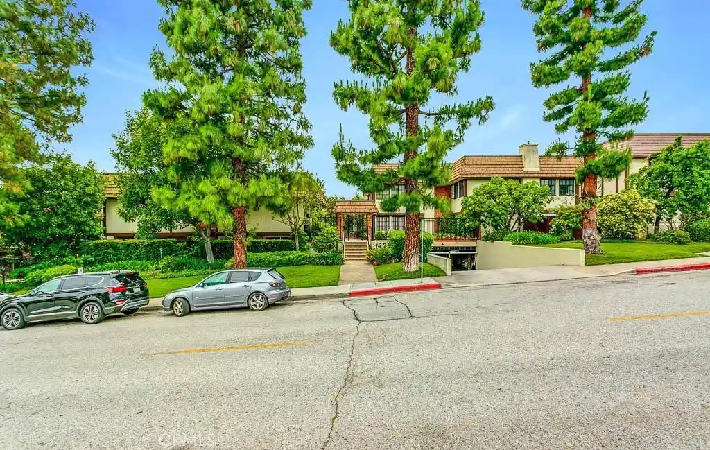 Listing Photo 1 - Condo for sale in 1429 Vly Vw located at 1429 Vly Vw, Glendale, CA 91202 - Unit #18