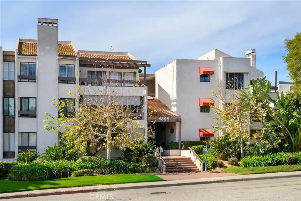 Listing Photo 1 - Condo for sale in 1325 Vly Vw Rd located at 1325 Vly Vw Rd, Glendale, CA 91202 - Unit #105