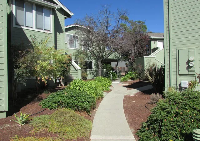 Listing Photo 3 - Condo for sale in building located at 1725 Eastbrook Ct, Santa Cruz, CA 95062