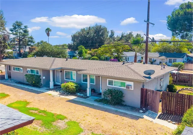 Listing Photo 2 - Condo for sale in building located at 195 El Camino Wy, Claremont, CA 91711