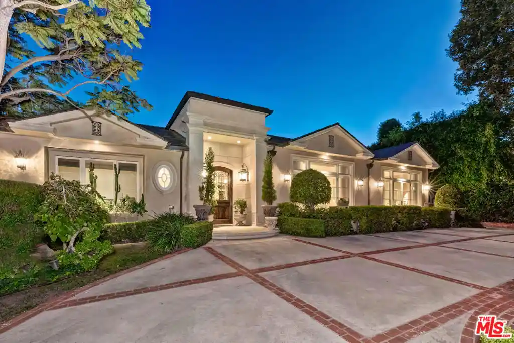 Photo 1 of Sale Pending at 513 N Canon Dr, Beverly Hills, CA 90210 | MLS# 26996753 | Listing updated on 2026-10-24