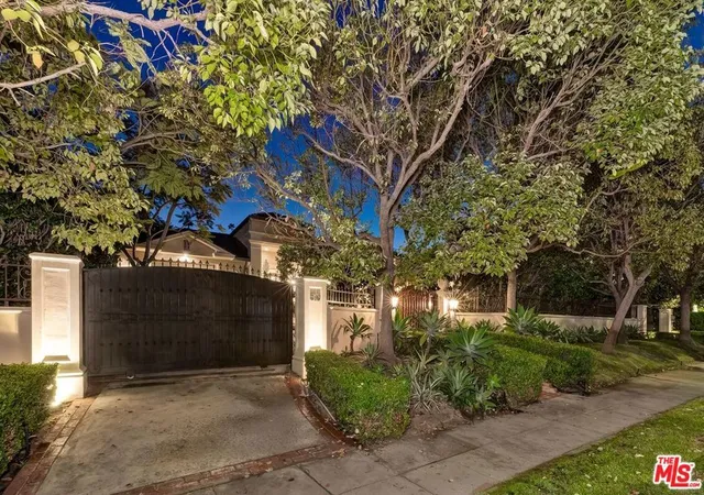Photo 2 of Single family home for sale at 513 N Canon Dr, Beverly Hills, CA 90210 | MLS# 26996753 | Listing updated on 2026-10-10