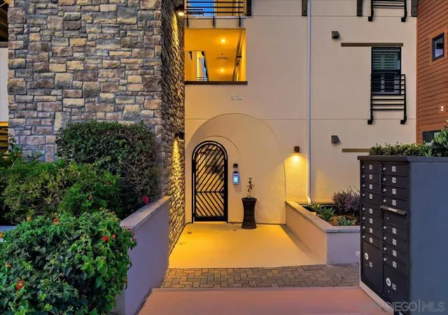Listing Photo 3 - Condo for sale in building located at 3128 CaƱon St, San Diego, CA 92106 - Unit #301
