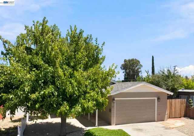 Photo 3 of Sale Pending at 54 Lakeview Dr, Pittsburg, CA 94565 | MLS# 41150388 | Listing updated on 2026-10-11
