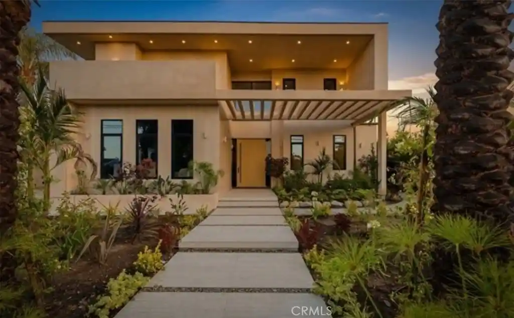 Photo 1 of Mansion for sale at 15450 Huston, Sherman Oaks, CA 91403 | MLS# SR26217360 | Listing updated on 2026-10-18