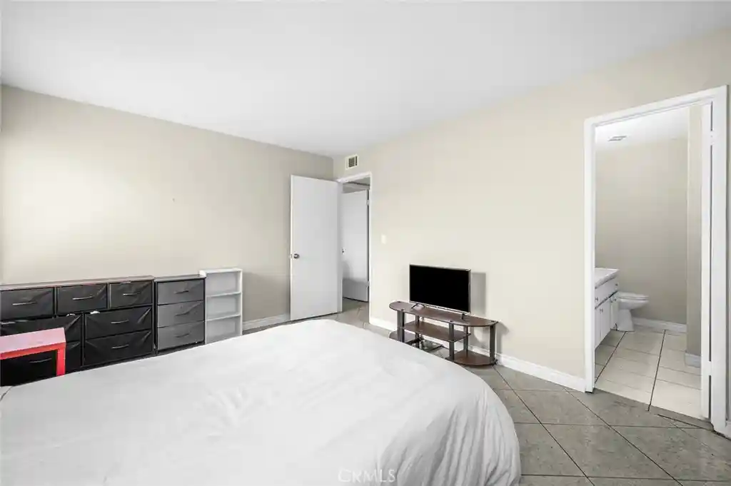 Listing Photo 19 - Condo for sale in 700 W La Veta located at 700 W La Veta, Orange, CA 92868 - Unit #C6