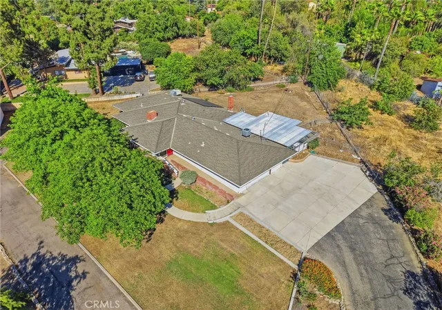 Photo 3 of Single family home for sale at 84 S Park St, Porterville, CA 93257 | MLS# PI26216451 | Listing updated on 2026-10-07