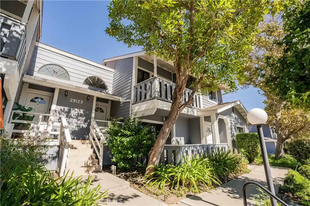 Townhouse for sale at 29123 Thousand Oaks Blvd #C, Agoura Hills, CA 91301 | MLS# SR26217398