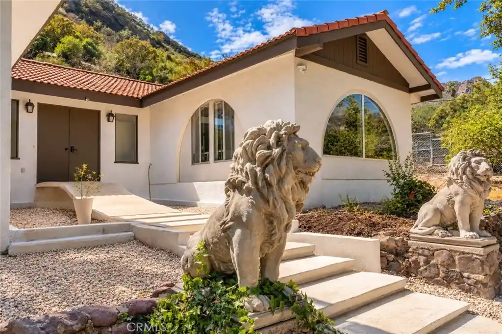 Single family home for sale at 864 W Carlisle Rd, Thousand Oaks, CA 91361 | MLS# PW26208077