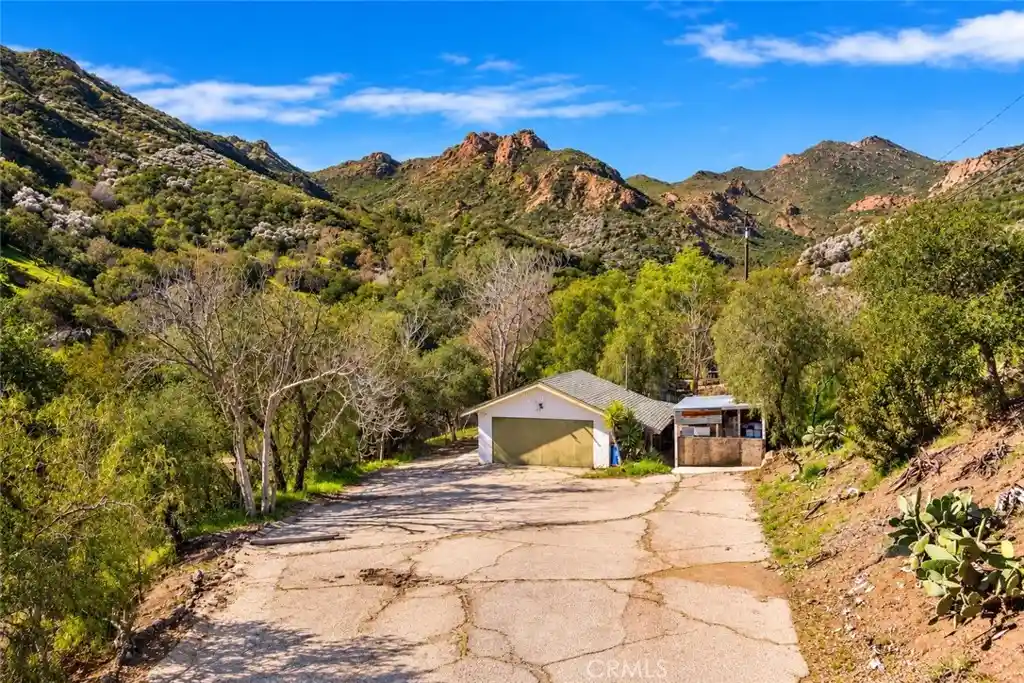 Photo 2 of Single family home for sale at 864 W Carlisle Rd, Thousand Oaks, CA 91361 | MLS# PW26208077 | Listing updated on 2026-10-30