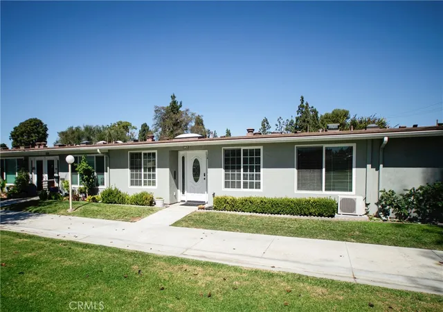 Listing Photo 1 - Condo for sale in building located at 13701 Annandale Dr M1 16z, Seal Beach, CA 90740