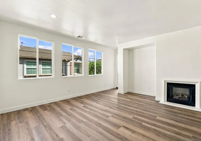Listing Photo 4 - Condo for sale in building located at 2072 Aviata Rd, Chula Vista, CA 91914 - Unit #66