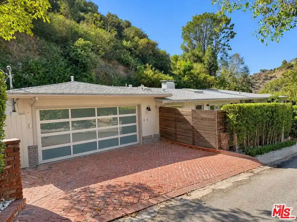 Photo 1 of Single family home for sale at 9520 Gloaming Dr, Beverly Hills, CA 90210 | MLS# 26718871 | Listing updated on 2026-10-31