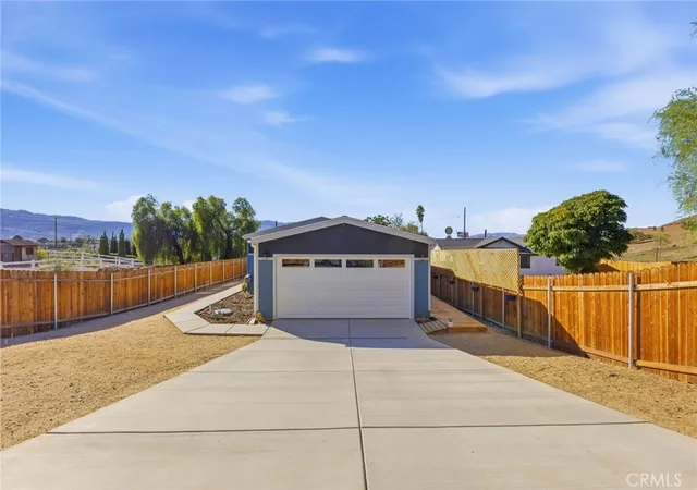 Photo 2 of Single family home for sale at 511 Lookout St, Lake Elsinore, CA 92530 | MLS# OC26217885 | Listing updated on 2026-10-09
