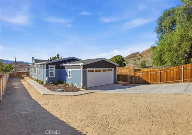 Photo 3 of Single family home for sale at 511 Lookout St, Lake Elsinore, CA 92530 | MLS# OC26217885 | Listing updated on 2026-10-09