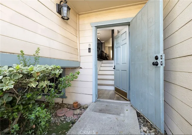 Photo 2 of Condo for sale at 9933 Independence #B, Chatsworth, CA 91311 | MLS# BB26218022 | Listing updated on 2026-10-11