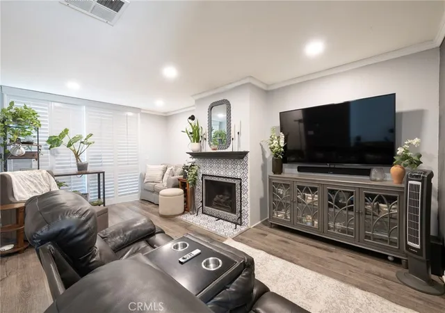 Photo 3 of Condo for sale at 9933 Independence #B, Chatsworth, CA 91311 | MLS# BB26218022 | Listing updated on 2026-10-11