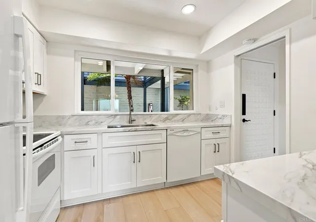 Listing Photo 4 - Condo for sale in building located at 3612 Vis Bella, Oceanside, CA 92057