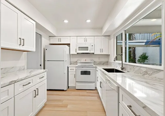 Listing Photo 5 - Condo for sale in building located at 3612 Vis Bella, Oceanside, CA 92057