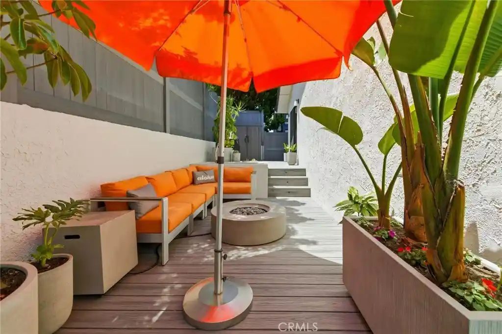 Listing Photo 2 - Condo for sale in 1456 Manhattan Bch Blvd located at 1456 Manhattan Bch Blvd, Manhattan Beach, CA 90266 - Unit 1456 Manhattan Beach Blvd