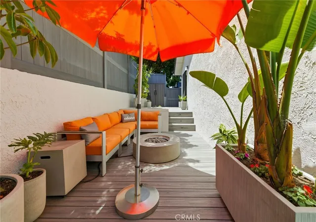 Listing Photo 2 - Condo for sale in building located at 1456 Manhattan Bch Blvd, Manhattan Beach, CA 90266 - Unit #D