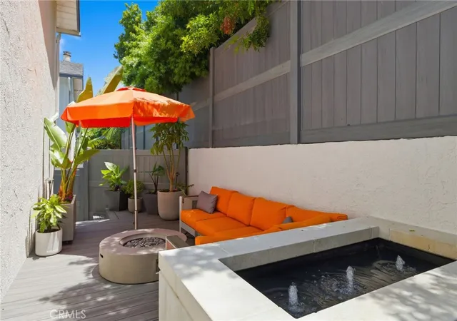 Listing Photo 3 - Condo for sale in building located at 1456 Manhattan Bch Blvd, Manhattan Beach, CA 90266 - Unit #D