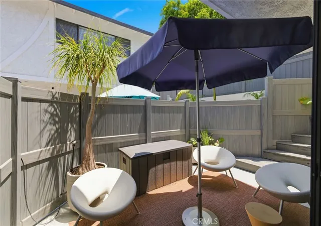 Listing Photo 5 - Condo for sale in building located at 1456 Manhattan Bch Blvd, Manhattan Beach, CA 90266 - Unit #D