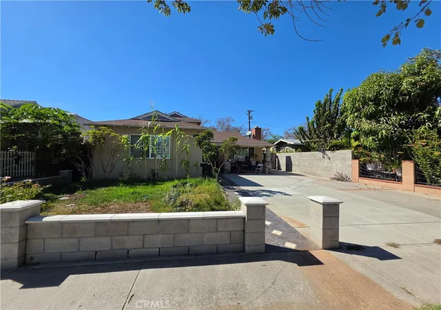 Photo 3 of Single family home for sale at 726 S Halladay St, Santa Ana, CA 92701 | MLS# OC26218274 | Listing updated on 2026-10-08