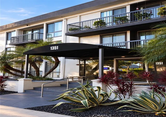 Listing Photo 1 - Condo for sale in building located at 1351 N Crescent Hts, West Hollywood, CA 90046 - Unit #308