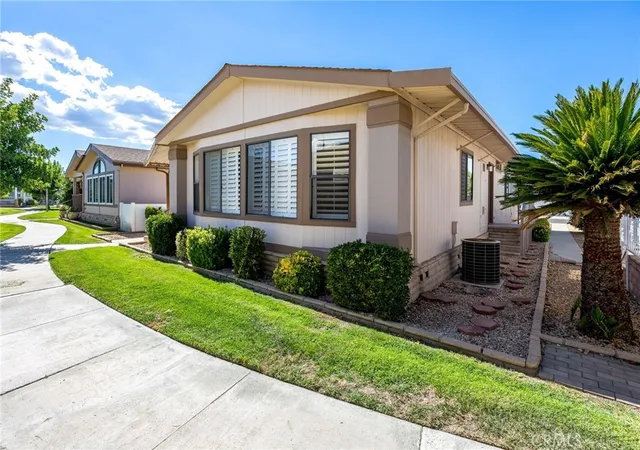 Photo 2 of Manufactured home for sale at 1286 Sorrel Dr, Hemet, CA 92545 | MLS# SW26218716 | Listing updated on 2026-10-08