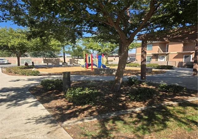 Listing Photo 4 - Condo for sale in building located at 16408 Valencia, Fontana, CA 92335