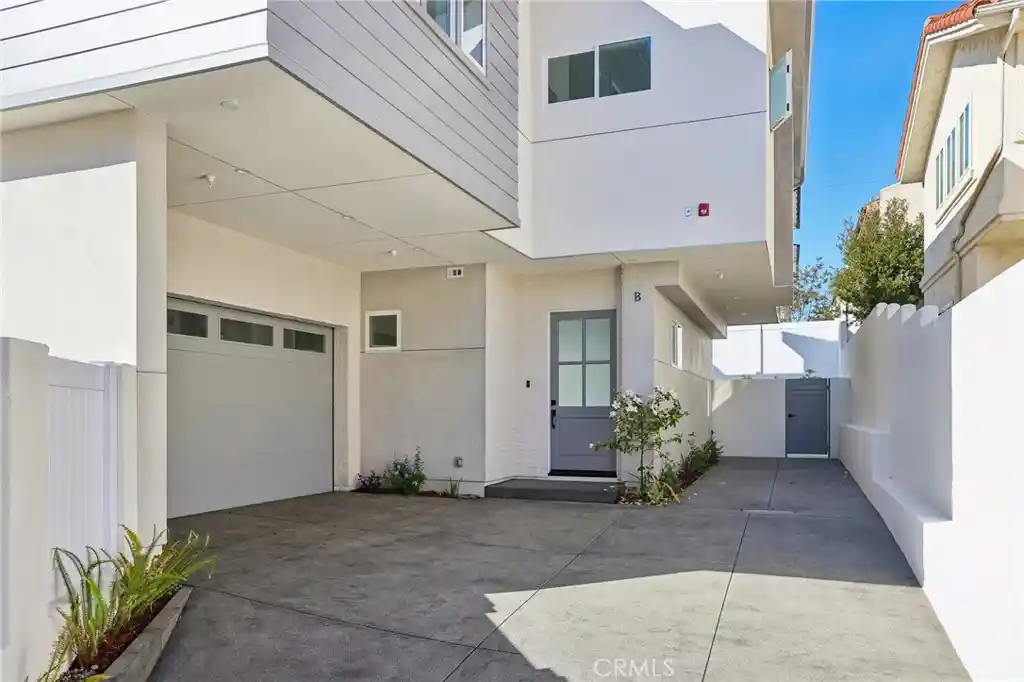 Photo 1 of Sale Pending at 2019 Huntington Ln #B, Redondo Beach, CA 90278 | MLS# SB26218922 | Listing updated on 2026-10-27