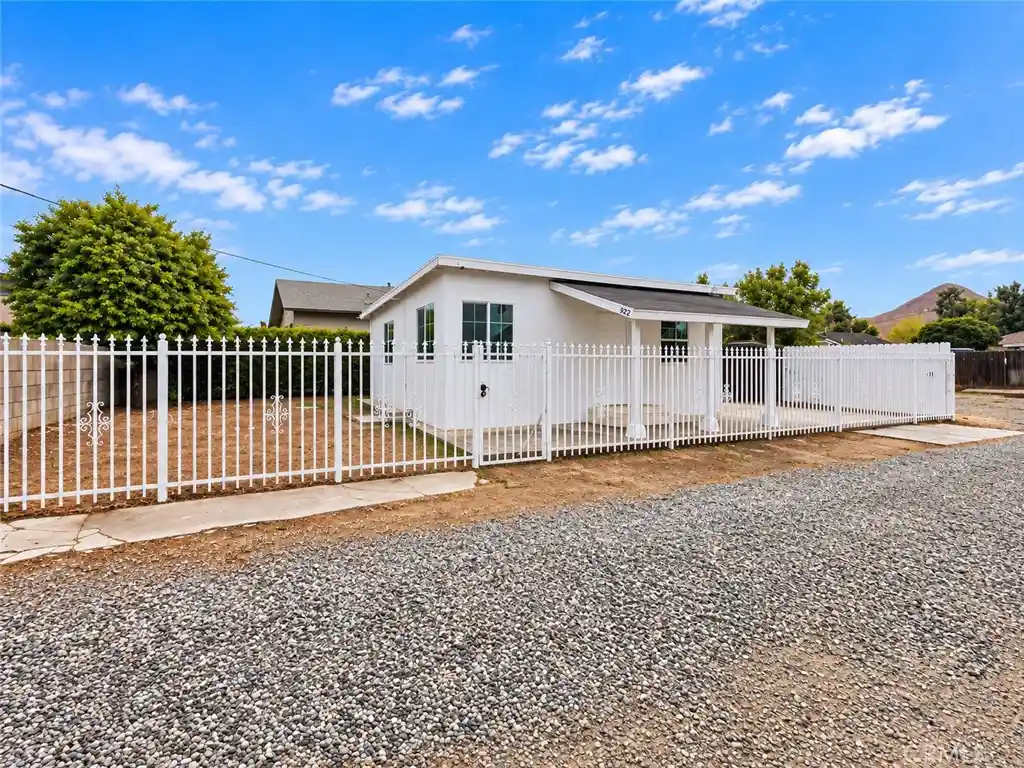Single family home for sale at 922 Center St, Riverside, CA 92507 | MLS# TR26213488