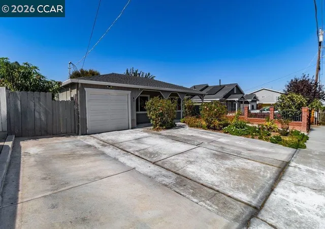 Photo 2 of Single family home for sale at 41 Canal Dr, Bay Point, CA 94565 | MLS# 41150601 | Listing updated on 2026-10-08