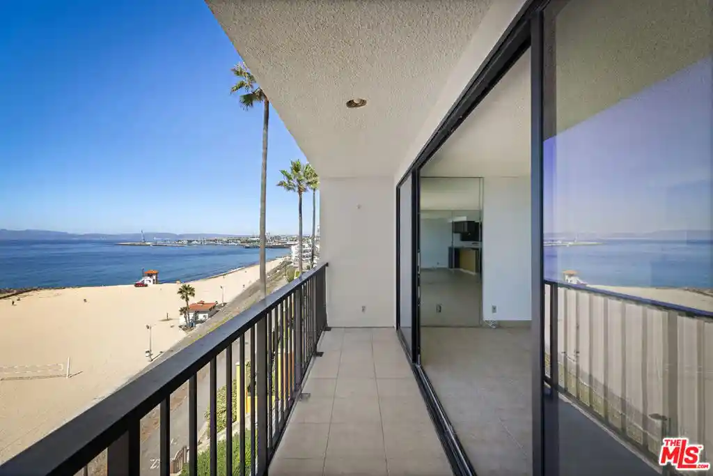 Listing Photo 1 - Condo for sale in 721 Esplanade located at 721 Esplanade, Redondo Beach, CA 90277 - Unit #306