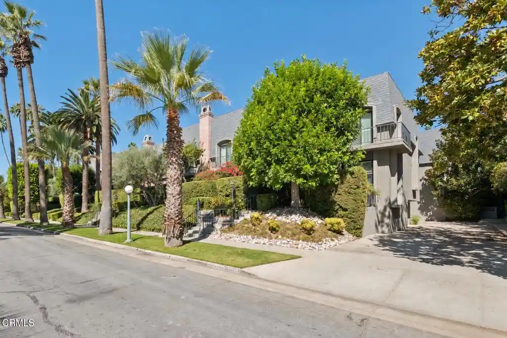 Townhouse for sale at 368 S Orange Grv Blvd, Pasadena, CA 91105 | MLS# P1-29167